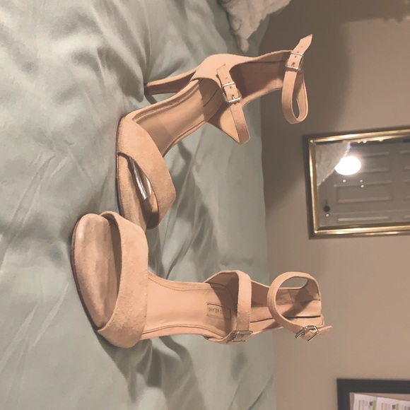 Size 8.5 Antonio Melani Genuine Leather 2 in. Pale Cream Suede Heels - Picture 1 of 3